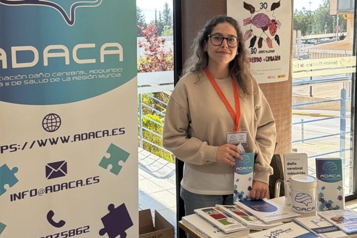 Profesional de ADACA en el punto informativo sobre prevención e identificación del ictus instalado en el Hospital Rafael Méndez